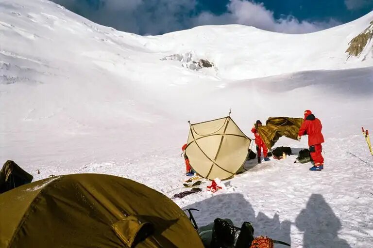    Учёные на поле экспедиции PAMIR возле палаток на ледяной шапке Кон-Чукурбаши, 2025 год. Источник: pamir-project.ch