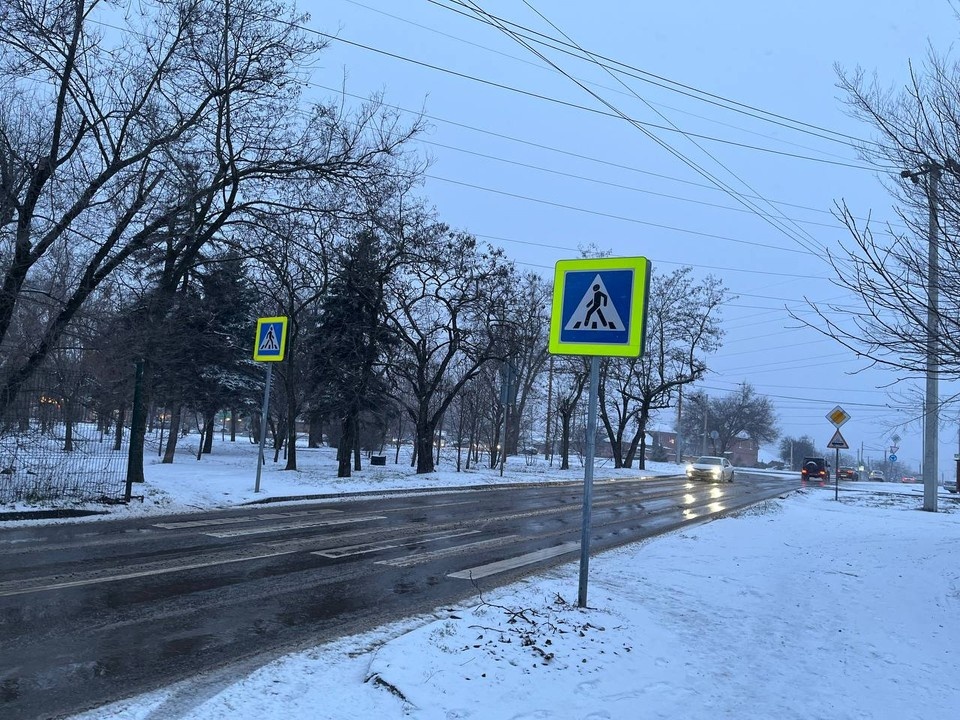    Где-то еще ждут расчистки тротуаров. Екатерина ПОПОВА