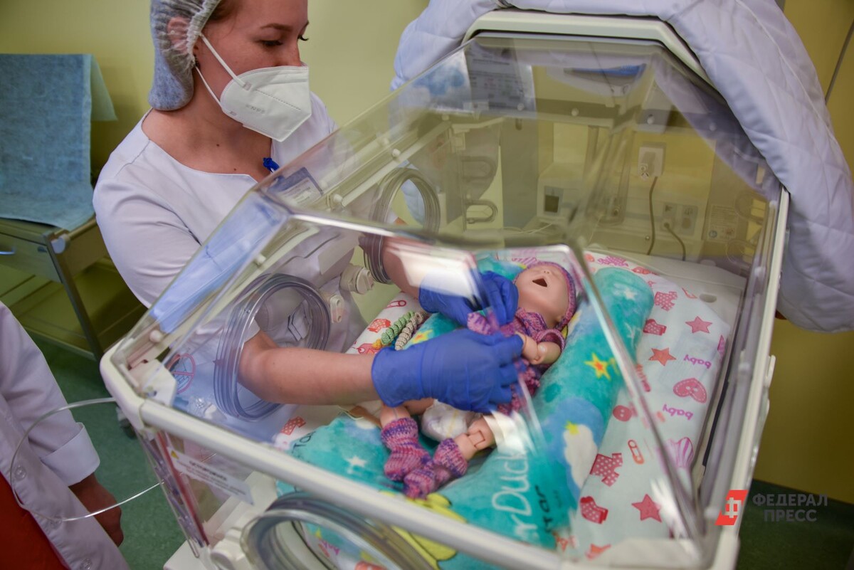 Сотрудники изымают на месте медицинскую документацию, назначают судебно-медицинские экспертизы, допрашивают должностных лиц.  Фото: Полина Зиновьева