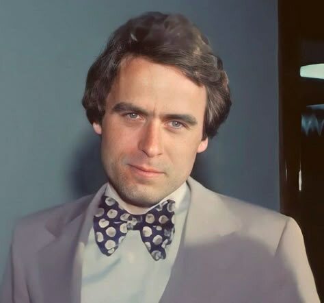 Он улыбается. Именно так его и запомнили сотни людей — вежливым, интеллигентным, безопасным. Мало кто понимал, что за этой улыбкой скрывается человек, который хранил головы своих жертв