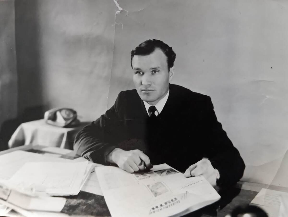 Владимир, будучи редактором «По ленинскому пути», выпускает в свет очередной номер газеты