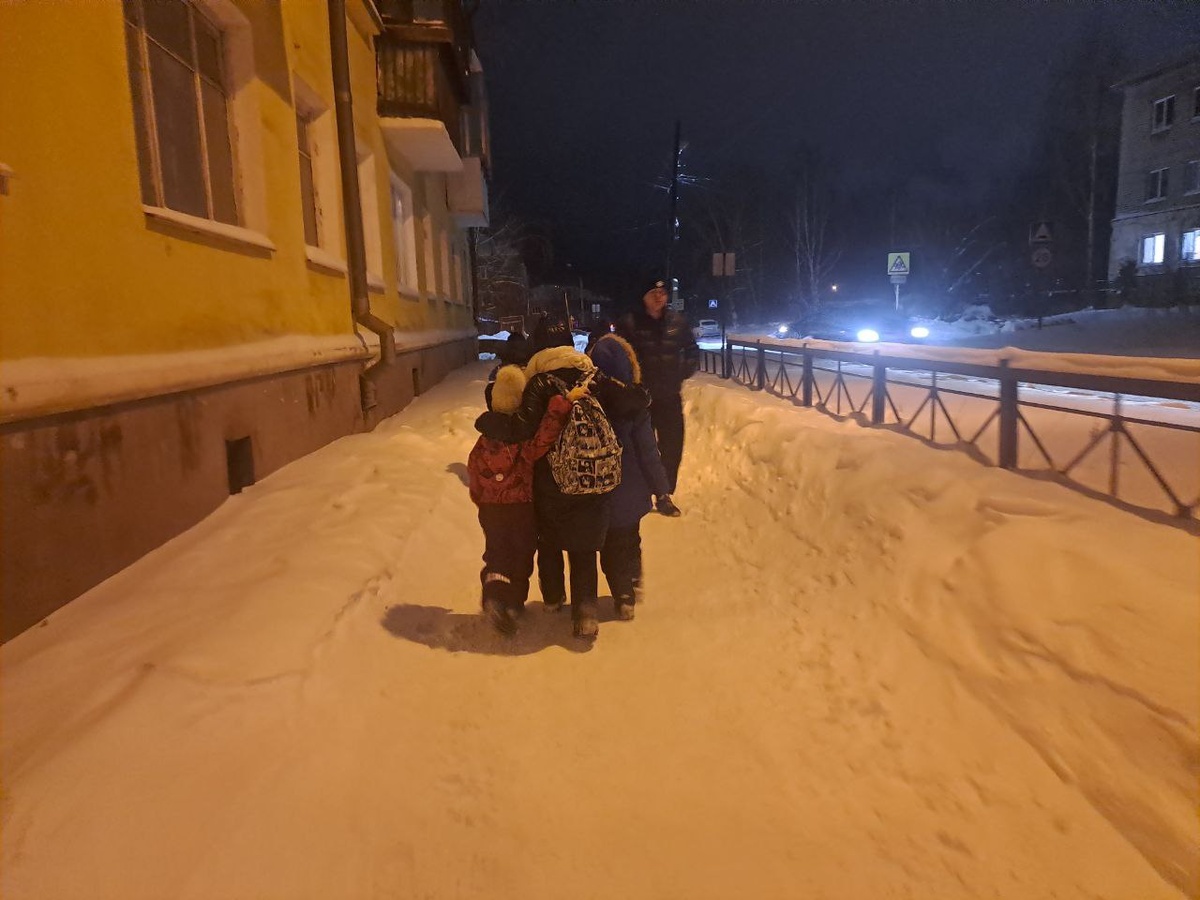 Провожаю Нику и Ярика в школу, Глорию в садик по дороге