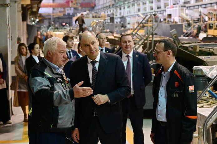 В мае прошлого года Денис Паслер посетил Уралвагонзавод. Вместе с исполнительным директором предприятия Владимиром Рощупкиным глава региона осмотрел цеха, пообщался с рабочими. Фото: Павел Ворожцов, «Областная газета»