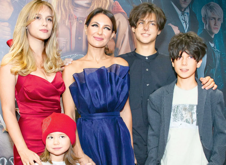 на фото Екатерина Климова с детьми