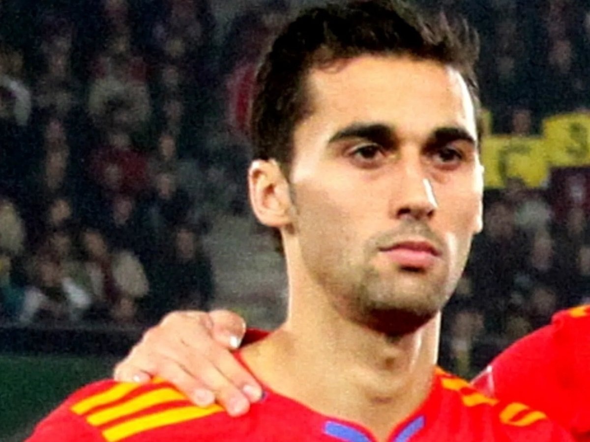     Альваро Арбелоа Кока — испанский футболист, игравший на позиции защитника, после завершения карьеры игрока стал тренером