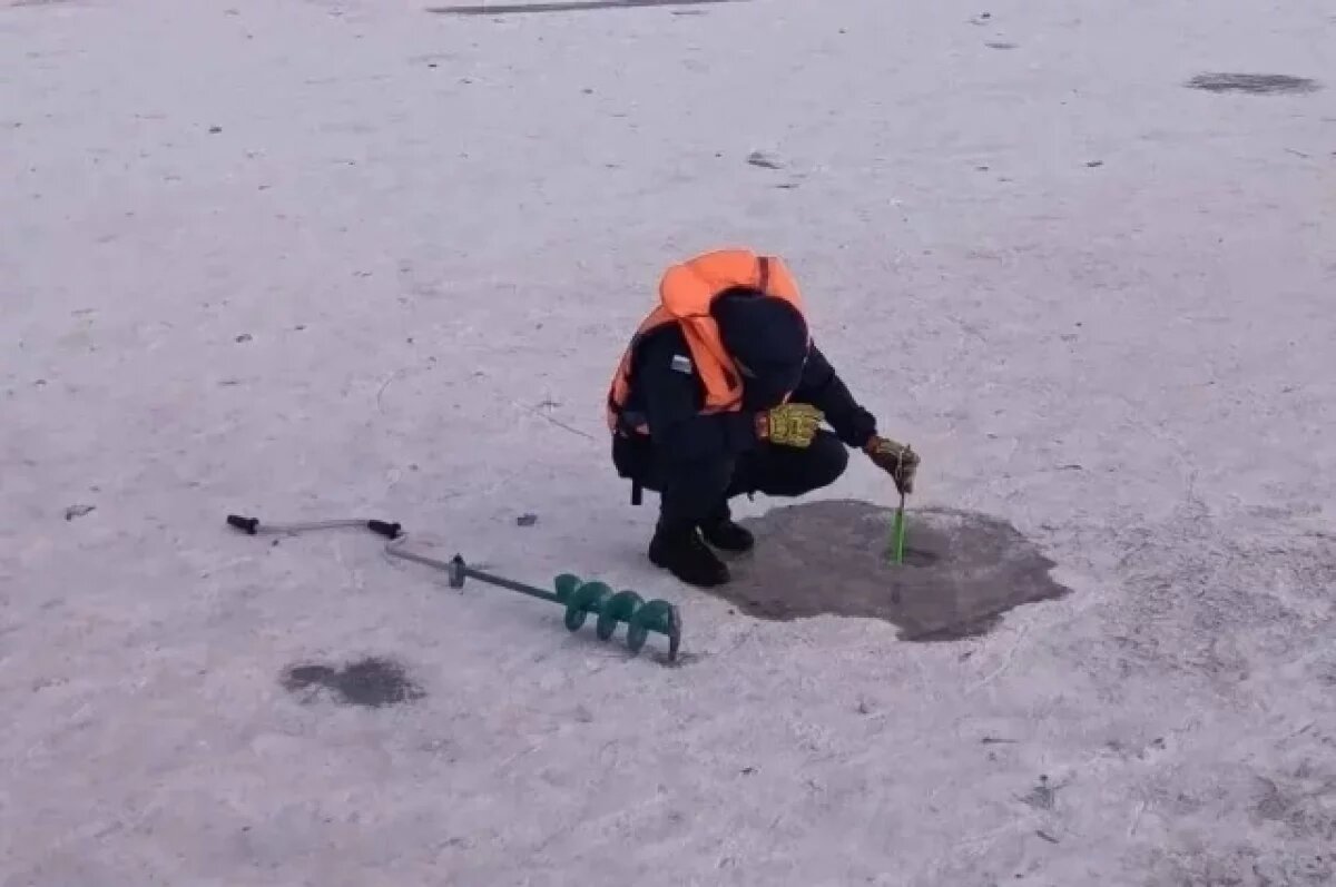    В Астрахани лёд на городских каналах истончился до критических значений