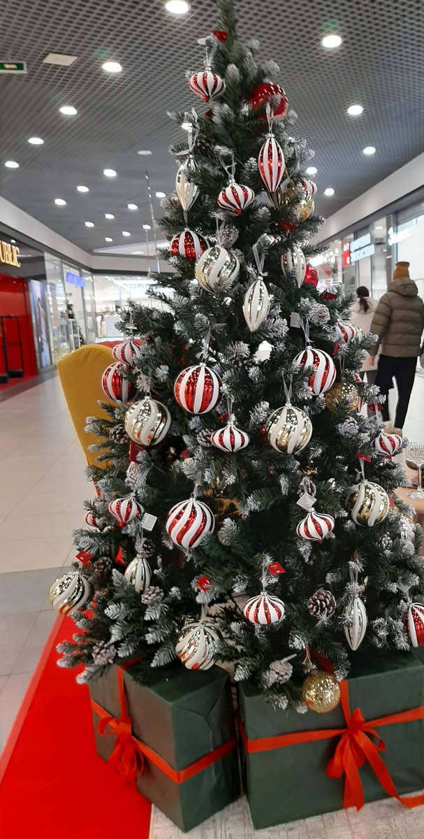 Елочка в ТЦ Арена у магазина "Хофф"