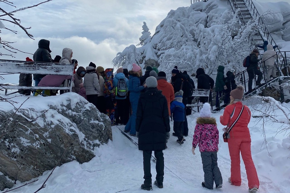    Чтобы подняться на смотровые площадки, туристам приходилось стоять в очереди. / Пресс-служба национального парка "Таганай"