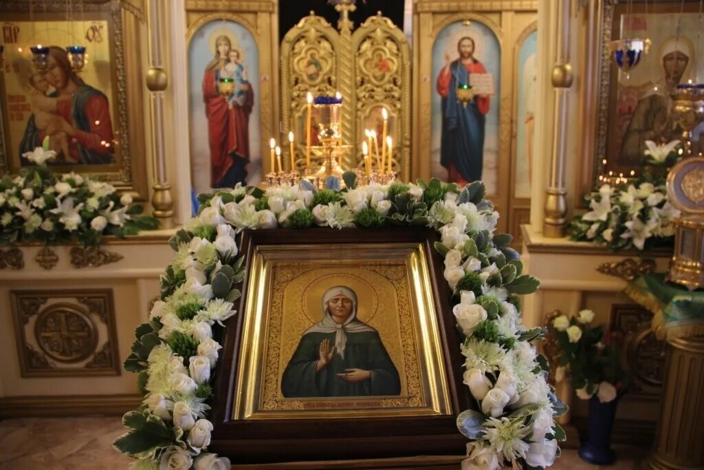 «Матронушка, помоги! Моли Бога о мне (о нас). Аминь».