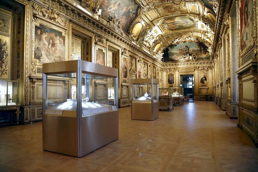    Брилианты Королевской коллекции в галереи Аполона в Лувре/louvre.fr