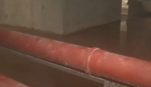     Жильцы красноярской высотки на 1-й Хабаровской жалуются на сырость и плесень