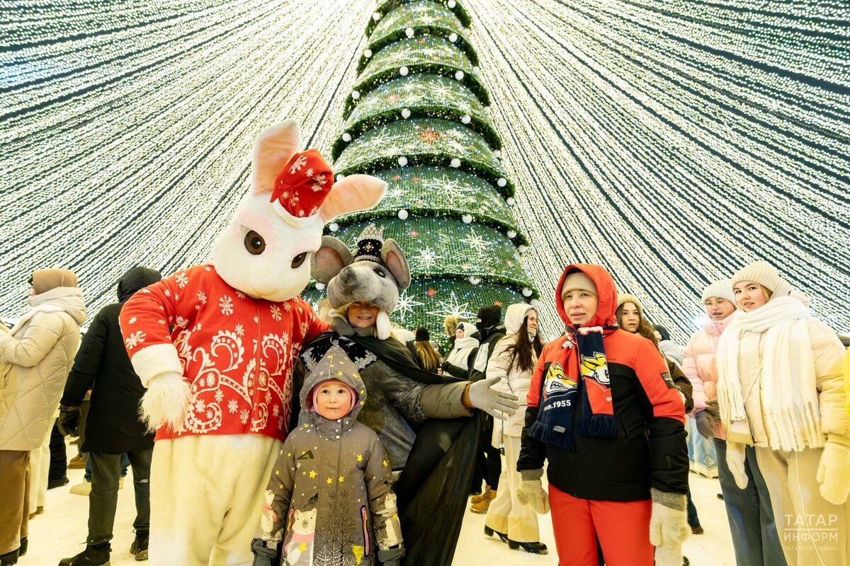 В новогоднюю ночь площадку у Центра семьи «Казан» посетили 30 тыс. человекФото: © Салават Камалетдинов / «Татар-информ»