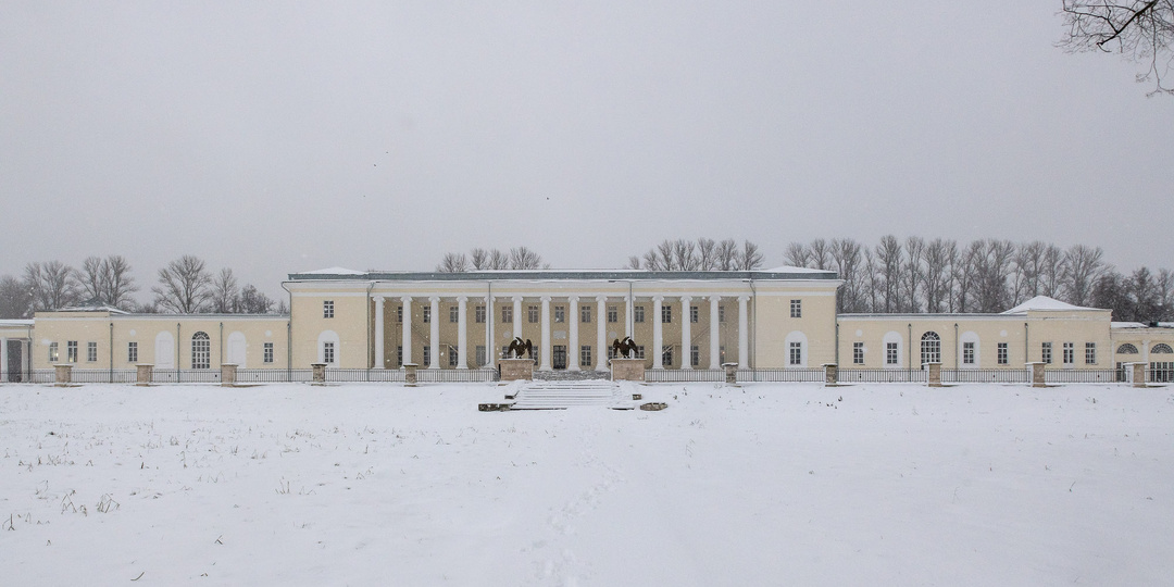 Исторические скульптуры орлов вновь вернулись в возрожденную усадьбу Горенки.