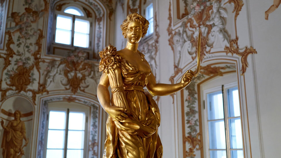 Парадная лестница Большого петергофского дворца. Скульптура «Аллегория Лета».📷Фото: Денисов Денис
