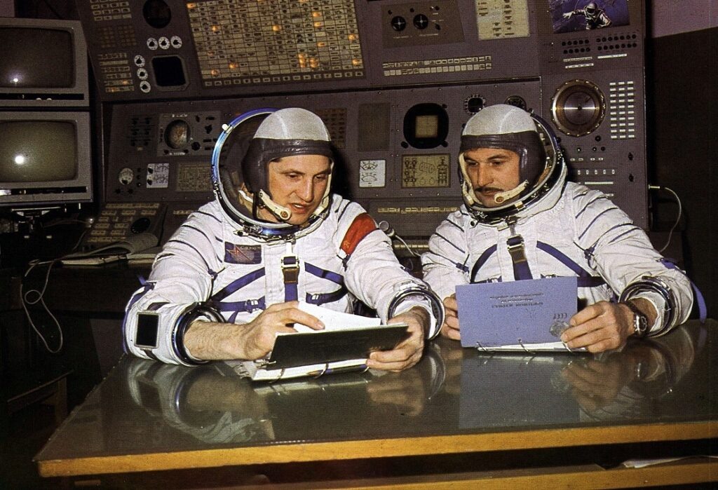 Экипаж корабля "Союз-21" Борис Волынов (слева) и Виталий Жолобов (справа).