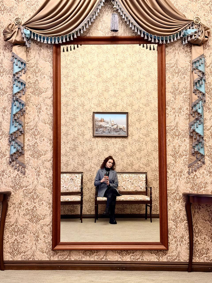 Комната ожидания (обычно - невесты и подружек), ранее - будуар жены Иконникова. 