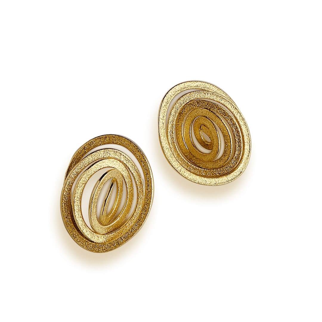 Скульптурные серьги, с инициалами и клеймом пробы. 18-каратное золото, произведенное в соответствии с принципами справедливой торговли.