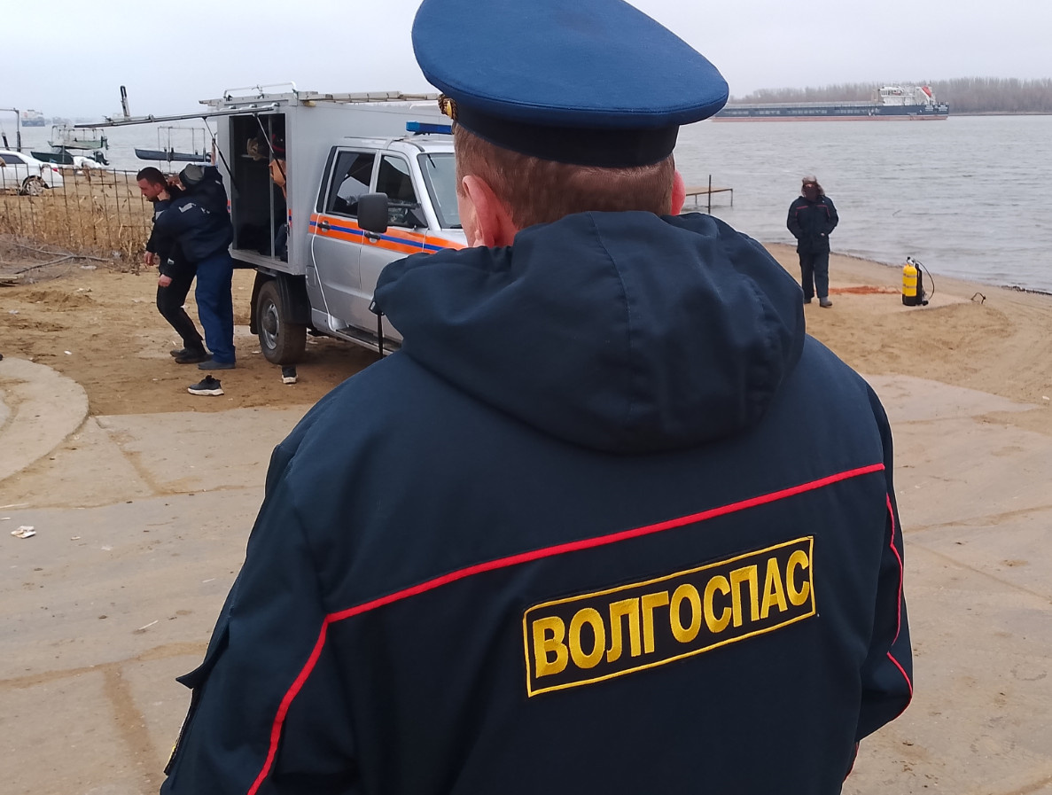 Крещение. Астраханские спасатели начали обследование дна 