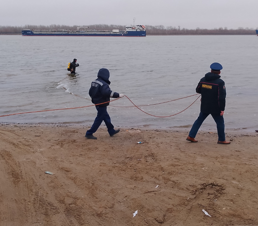 Крещение. Астраханские спасатели начали обследование дна 