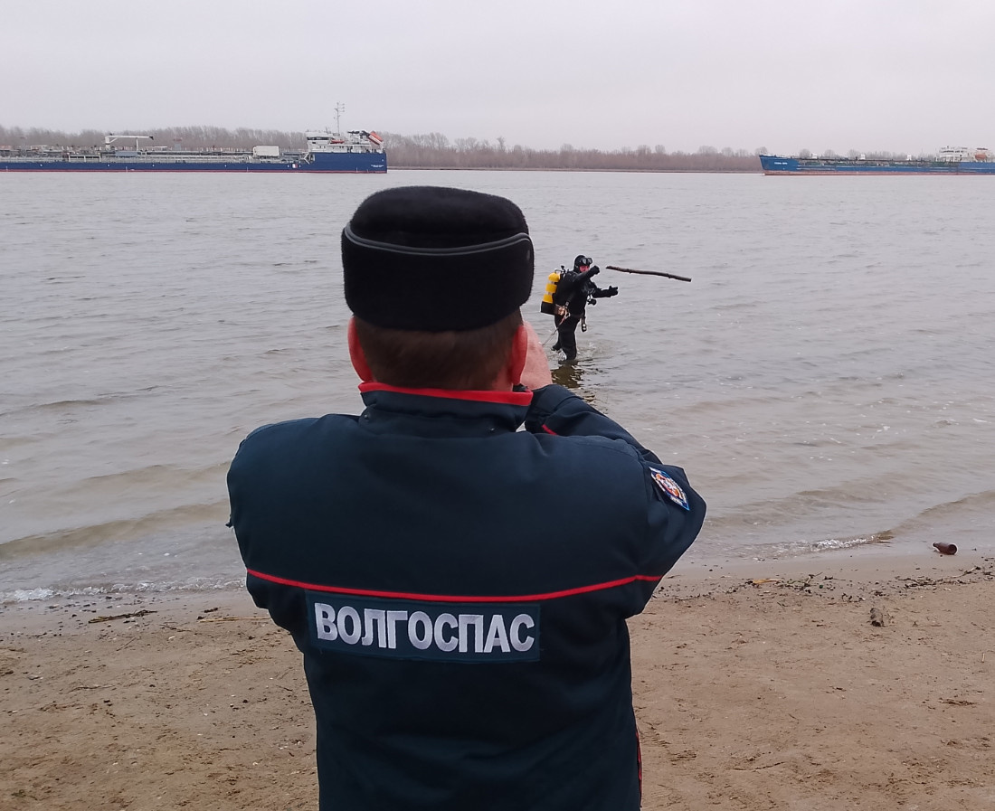 Крещение. Астраханские спасатели начали обследование дна 