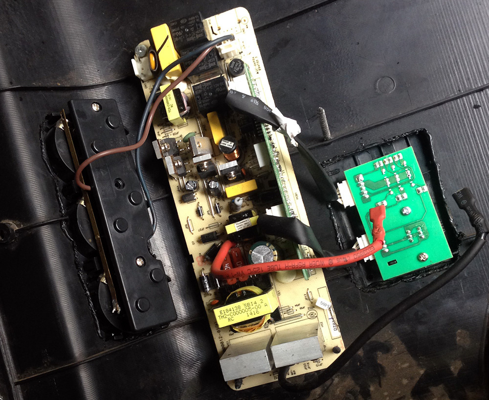 обратная сторона панели с платой инвертора