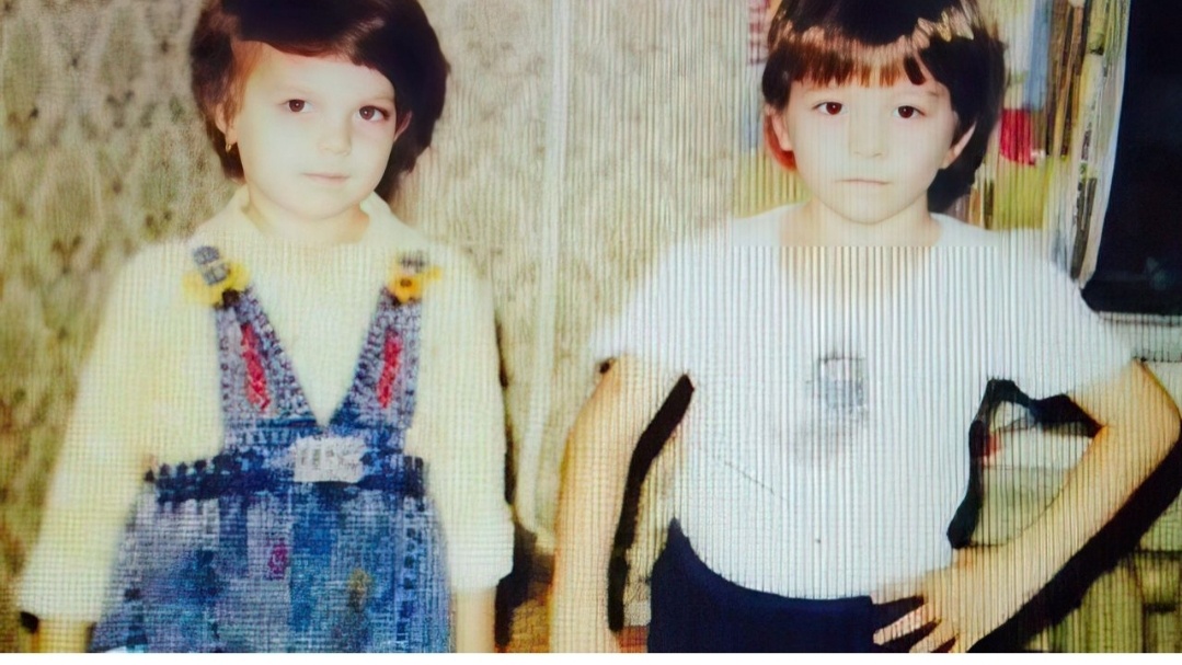 Матвей в детстве с сестрёнкой Ниной