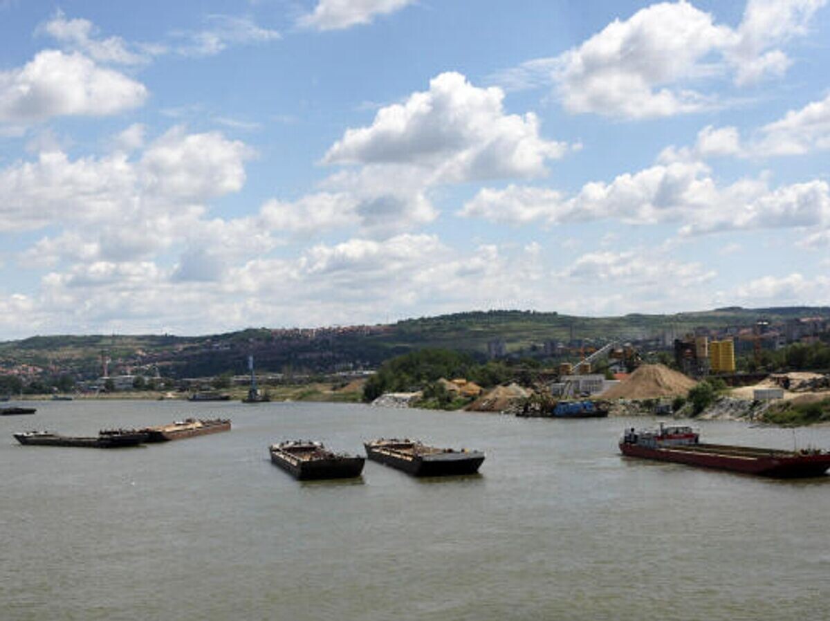     Баржи на реке Дунае в черте города Белграда. Максим Богодвид / РИА Новости | © Максим Богодвид