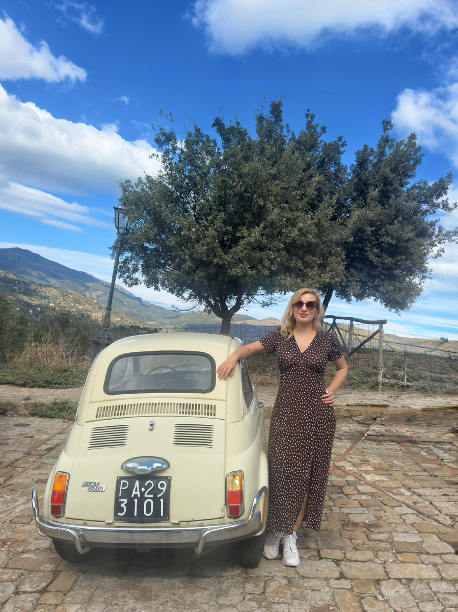 А вы слышали, что уверенные в себе мужчины выбирают маленькие машинки и маленьких собачек. А неуверенные - огромные джипы и больших сильных собак! 