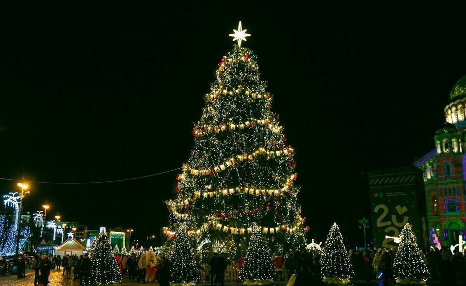    А так елка сияла после заката! Фото: t.me/Andriey_Kononov