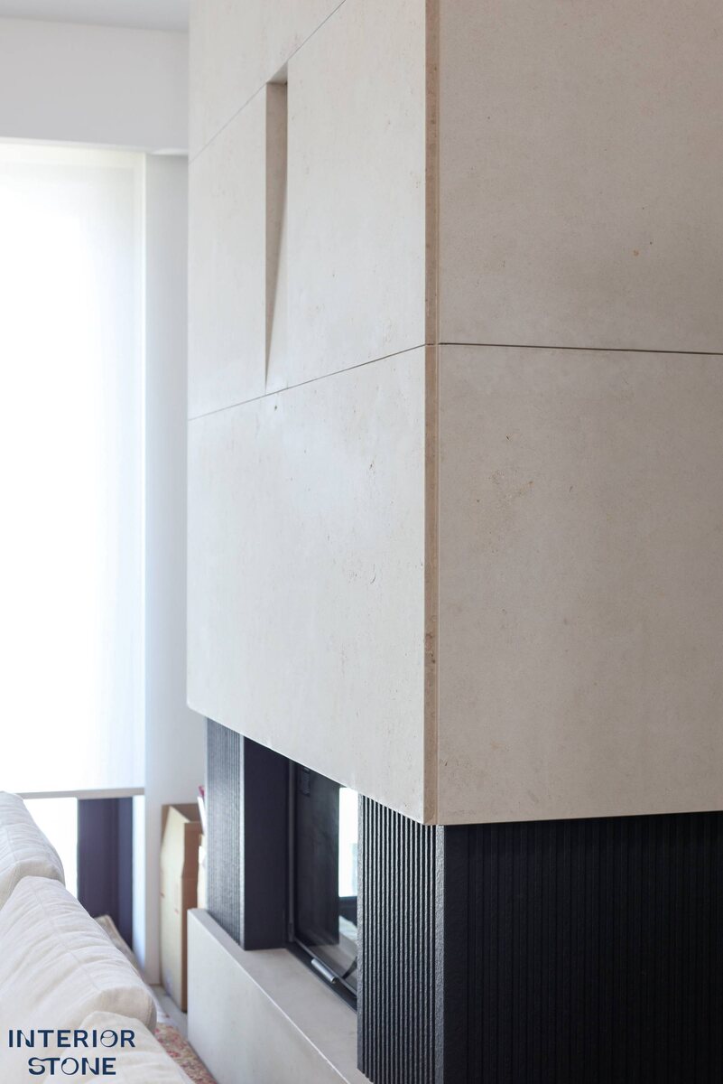 Дровяной камин из натурального известняка и гранита Абсолю