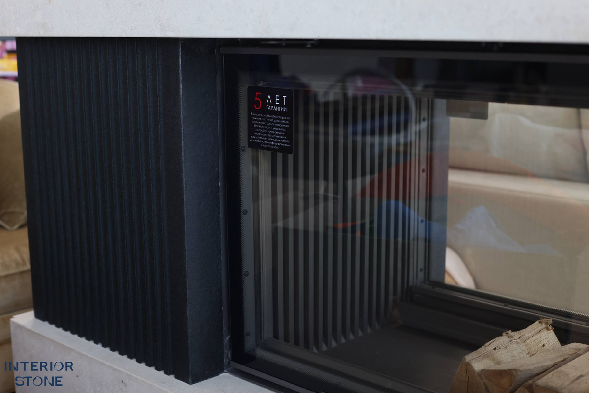 Дровяной камин из натурального известняка и гранита Абсолют Блэк