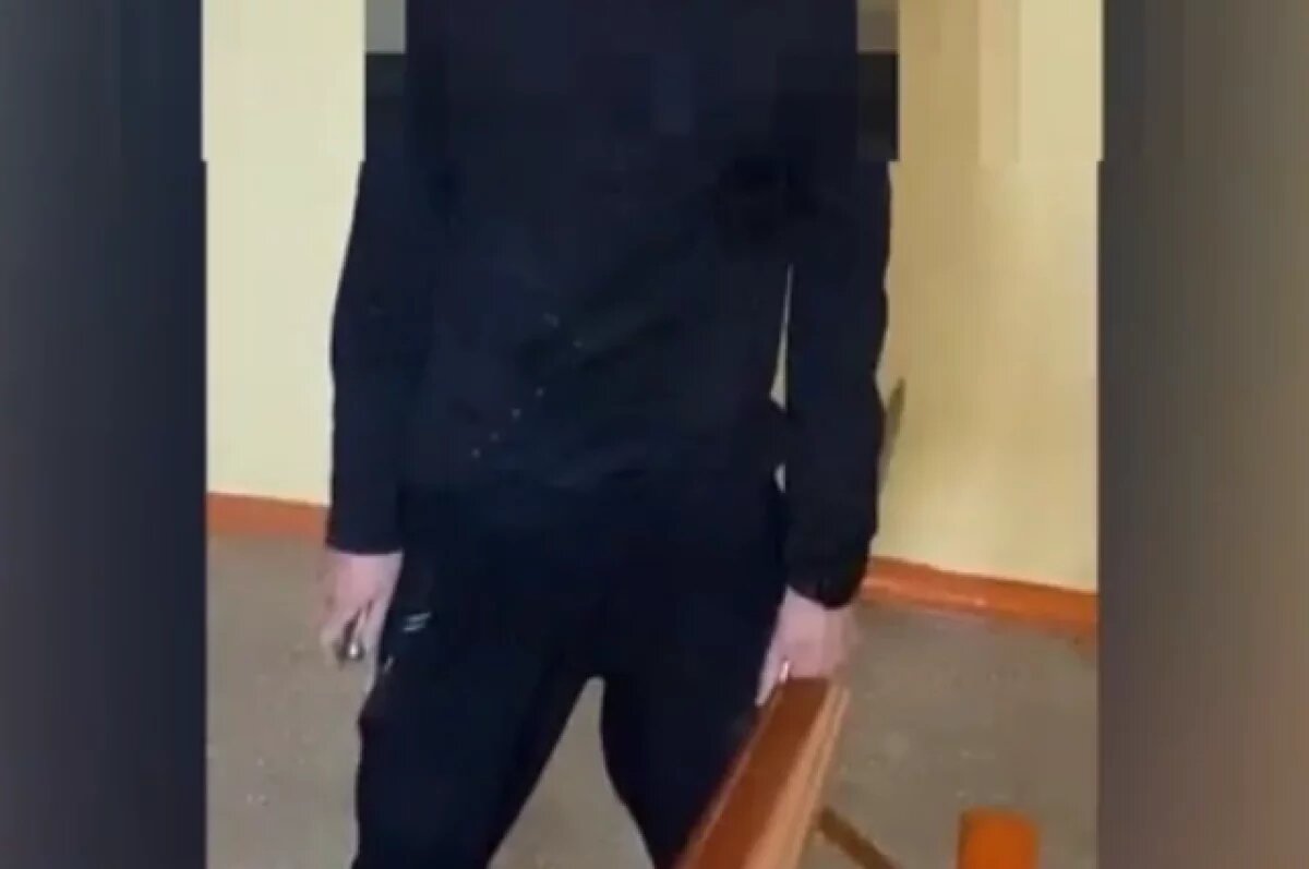    Ходит с ножами и заклеивает дверные глазки.