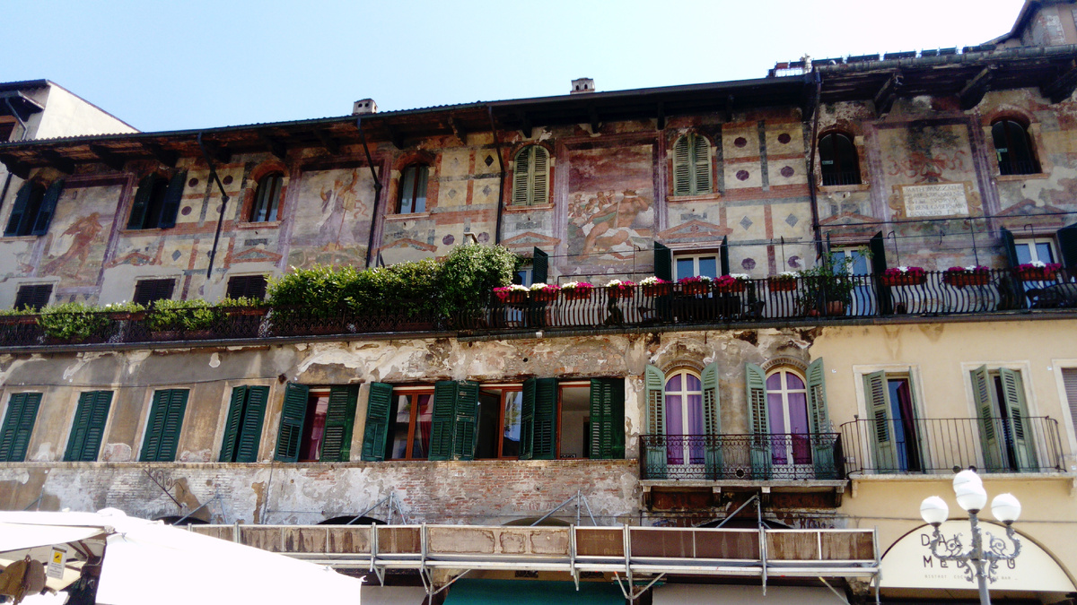 Палаццо на площади в Вероне