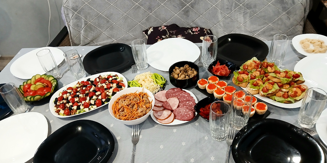 Очень скромный Рождественский ужин дома и шикарное застолье в гостях