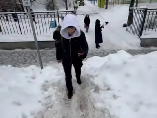    В соцсетях спортсменки опубликовали видеоролик, как пробираются по огромным сугробам среди городских улиц