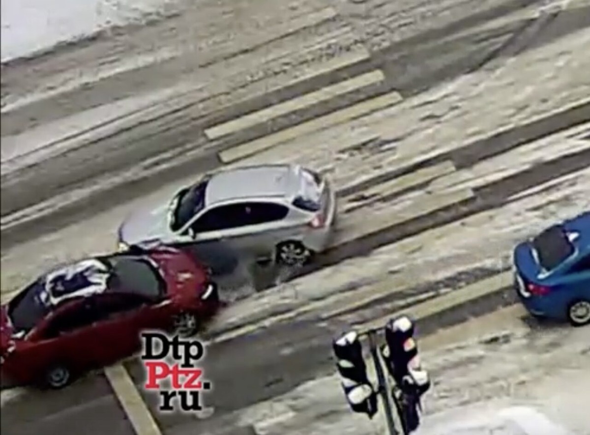    Фото: Скриншот из видео с камеры видеонаблюдения, опубликованного в паблике «ДТП Петрозаводска и Карелии».