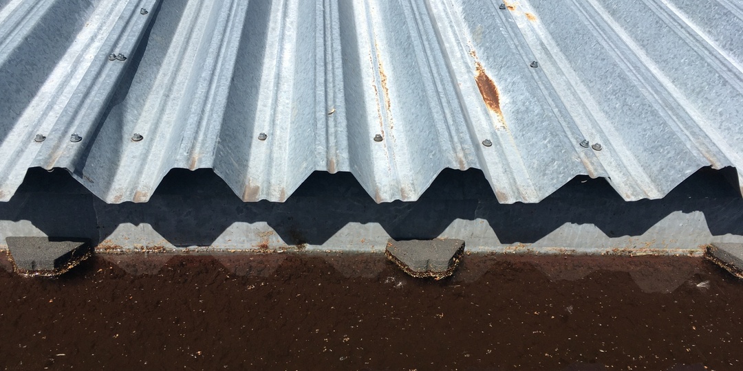 Почему профнастил ржавеет, даже если он «оцинкованный»: простой способ защитить металл