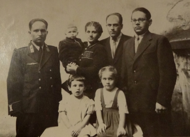 Р. Арье-Лейб Иосфин с братьями
Р. Арье-Лейб Иосфин с братьями и сестрой