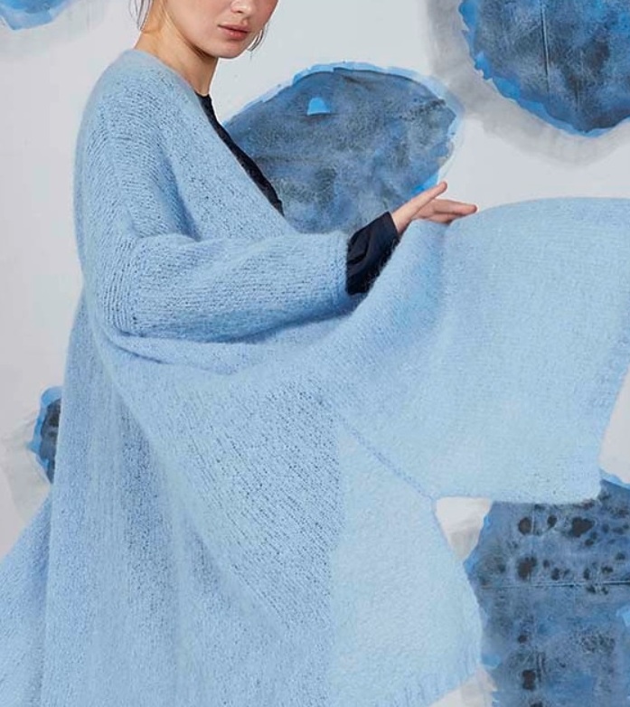 Голубой кардиган из тонких нитей. Фото источник: коллекция Lang Yarns.