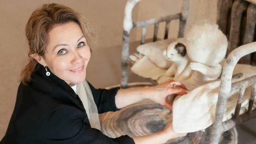 Это Ирина Андреева, излучающая тепло не только своими работами, но и сама светится радостью.