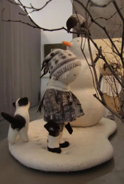 ... шубка, шарф, варежки, валеночки (родители рассказывают, что они так мне понравились, что я даже в них спала, не давла снять). 