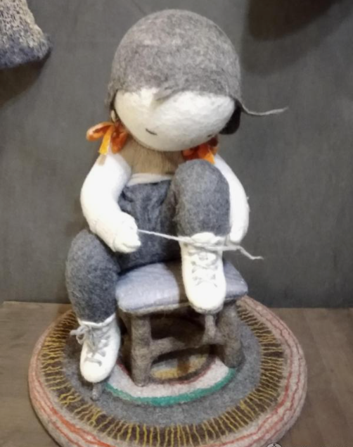 Каждая работа воспоминание о моём детстве. Такие маленькие коньки были и у меня, а небольшая речушка Тормосовка (причём впадающая в Дон) зимой замерзала и мы катались по ней. именно на таких конёчках. У меня были с несколькими лезвиями...