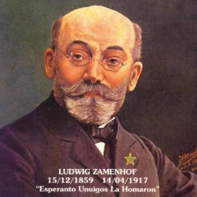На протяжении тысячелетий ученых не оставлял вопрос о создании международного искусственного языка. Чтобы все люди могли общаться, но ни один язык и ни один народ не был бы возвышен над другими. Сольресоль – математический язык Лейбница, основанный на нотах, пиктограммный локос, толкиновский вестрон и даже прикладной волапюк – к каким только методам не прибегали лингвисты, чтобы научить людей понимать друг друга. Но самым популярным искусственным языком остается эсперанто, а самым известным создателем языка – еврейский врач и лингвист-самоучка Лазарь (Людвиг) Заменгоф.