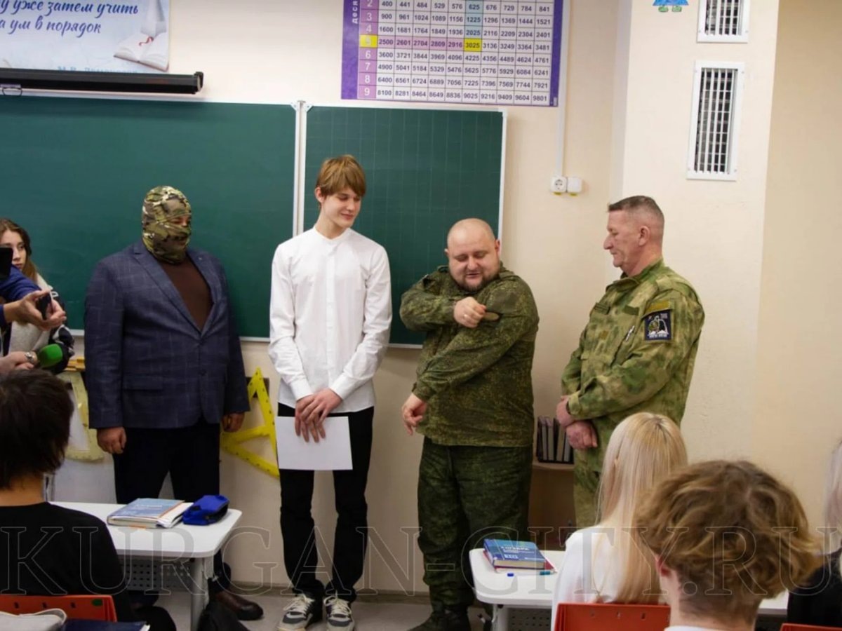    Волонтеры и военные рассказали школьникам, как им пригодился подарок школьника Романовича