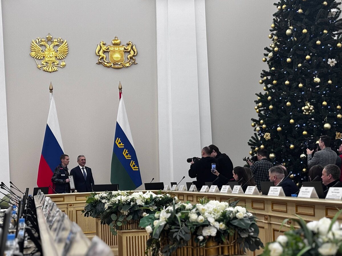 Александр Моор вручил благодарности тюменским журналистам.  Фото: ФедералПресс / Ирина Ромашкина