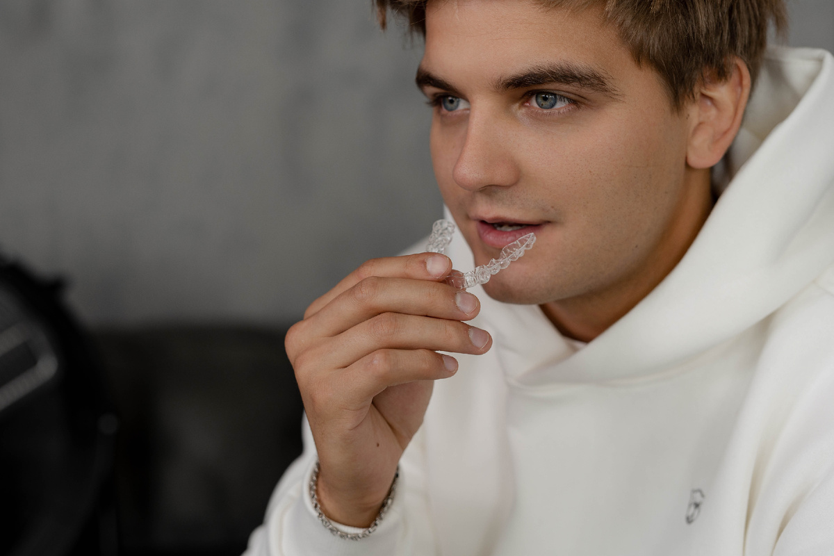 С элайнерами нет необходимости корректировать питание: капы легко снимаются перед каждым приёмом пищи.