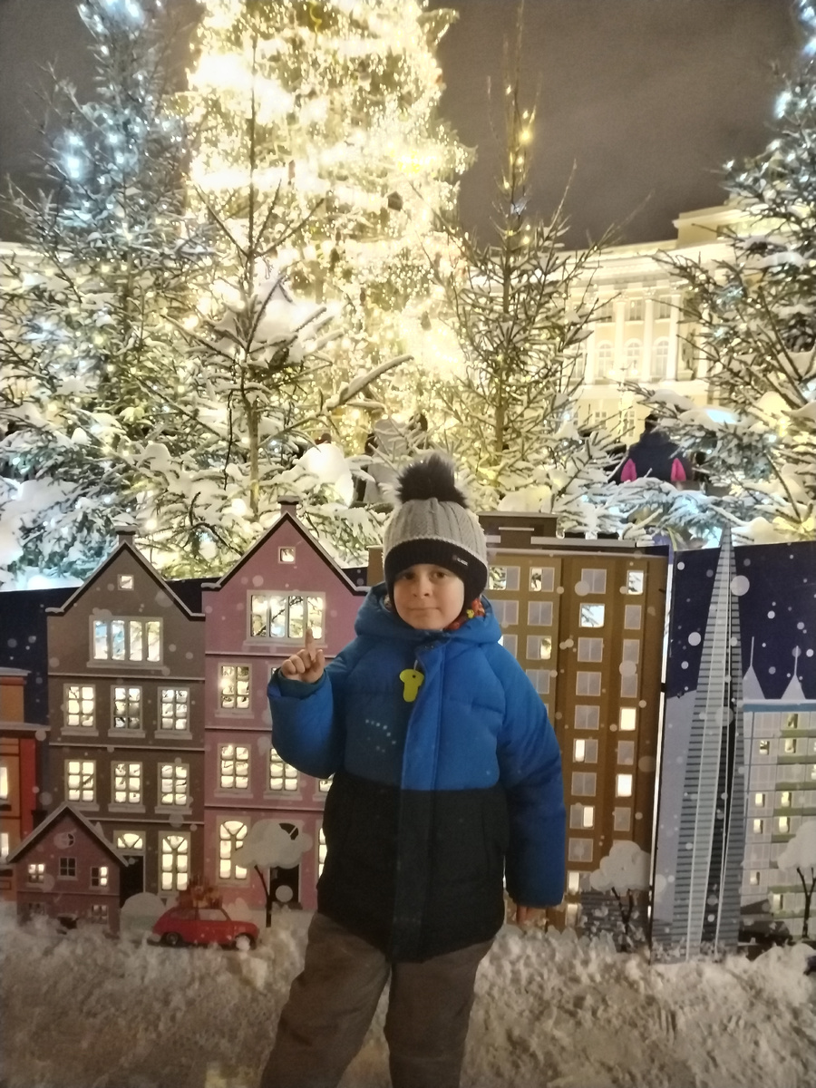 У елки на Дворцовой площади