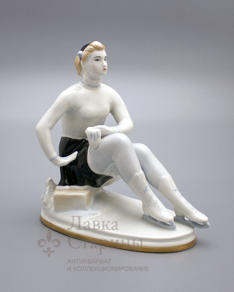 Статуэтка «Фигуристка-физкультурница», скульптор Гендельман Е. А.,​ редкая роспись, ЛФЗ, 1950-60 гг. Фото с нашего сайта dvaveka.ru