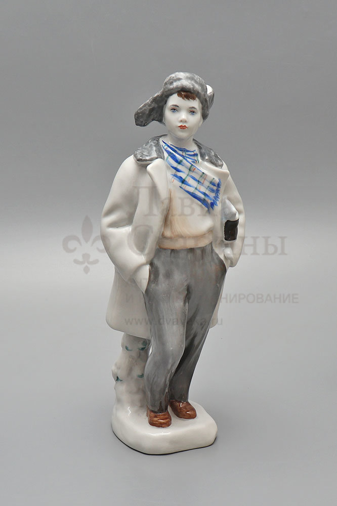 Статуэтка «Мальчик с коньками», скульптор Венкова И. А., фарфор, ЛФЗ, 1960-е. Фото с нашего сайта dvaveka.ru