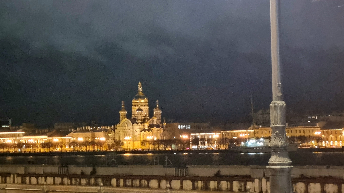 Снаружи здание не фотографировала, было холодно, не получилось, а это вид с Английской набережной на противоположный берег Невы.